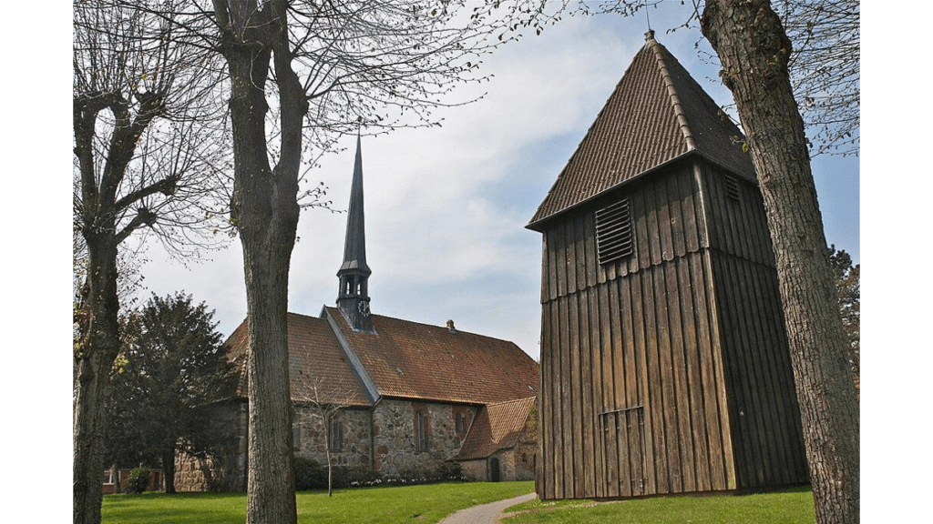 Sankt Martin in Tellingstedt besitzt einen alten separat stehenden Glockenturm, wie er in der Region üblich ist. Er wird Glockenstapel genannt.