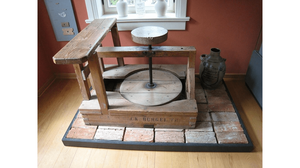 Eine historische Töpferscheibe, die noch mit dem Fuß angetrieben wurde.