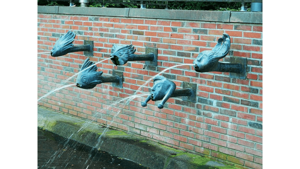 Wasserspeiende Figuren, natürlich mit Till Eulenspiegel, am Brunnen auf dem Gelände des Kurparks.
