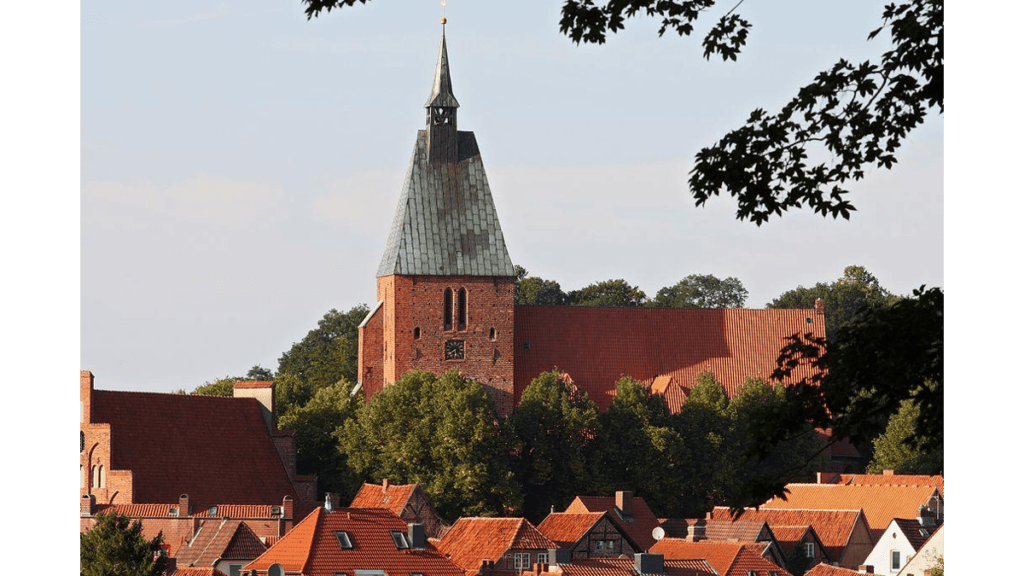 Die Stadtkirche Sankt Nicolai in der historischen Altstadt von Mölln.