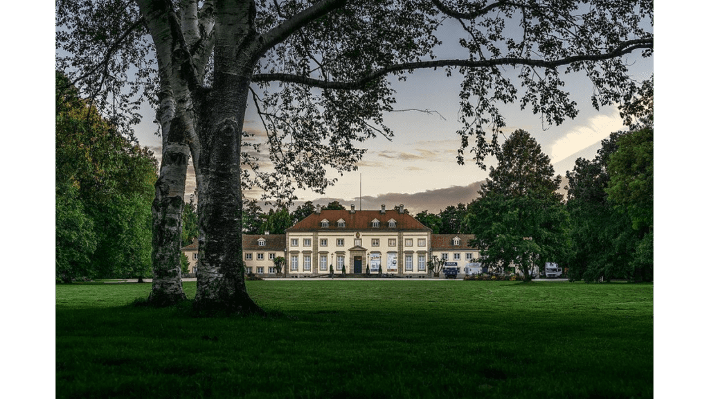 Das Georgenpalais mit dem Wilhelm-Busch-Museum liegt wunderbar eingebettet in die Parklandschaft des Georgengartens.