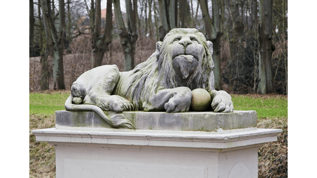 Ein Löwe des Bildhauers Johann Christian Ludwig Lücke im Park von Schloss Ahrensburg.