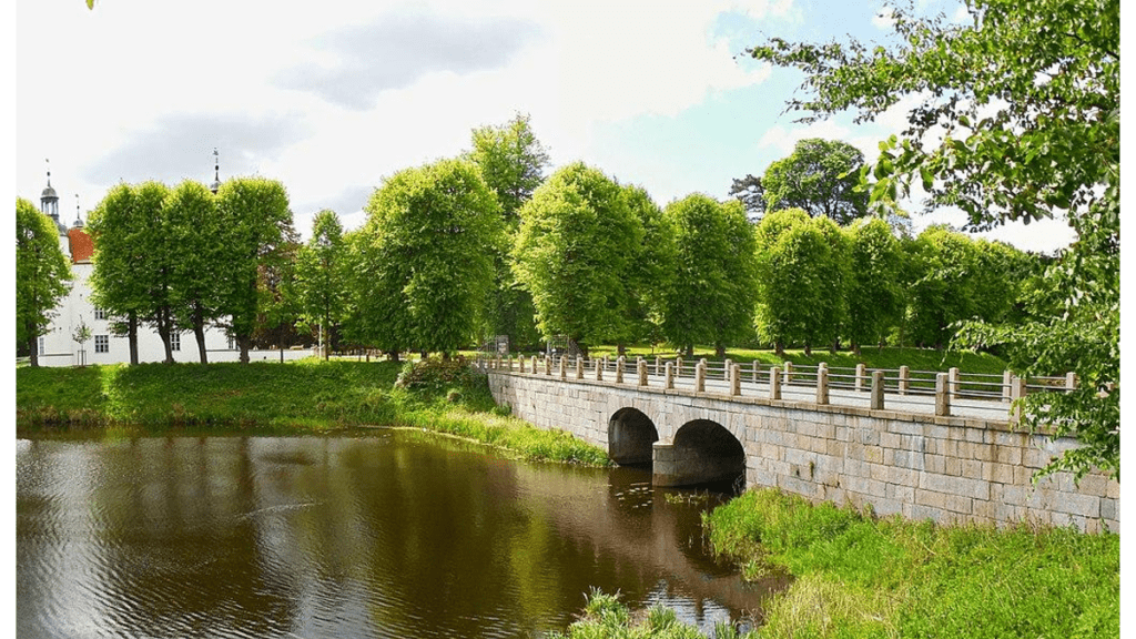 Die Schlossbrücke vor Schloss Ahrensburg.