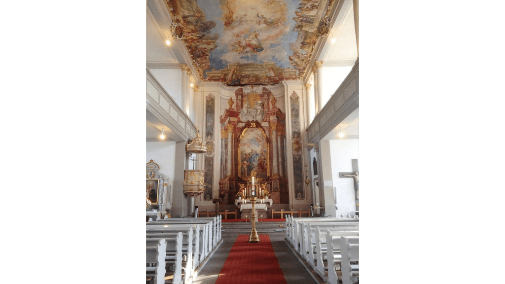 Der Innenraum mit Altar und Deckenfresko in der Kirche von Schloss Liebenburg.