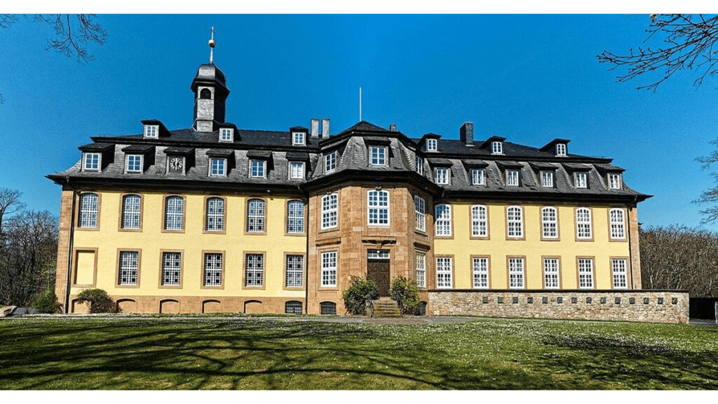 Schloss Liebenburg unter strahlend blauem Himmel.