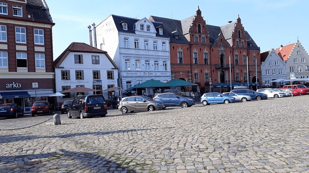 Der Gasthof Zum kleinen Heinrich liegt direkt am Marktplatz.