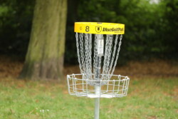 Foto: © Stefan Schaubitzer / comkomm Ein Metallkorb mit Ketten, der mit einer Frisbeescheibe getroffen werden muss