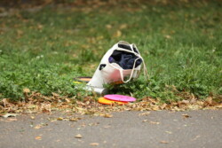 Foto: © Stefan Schaubitzer / comkomm Ein Stoffbeutel auf einer Wiese enthält Kleidung und Sportgegenstände