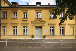 Foto: © Stefan Schaubitzer / comkomm Ein zweigeschössiges Gutshaus mit einem Giebel über der Eingangstür