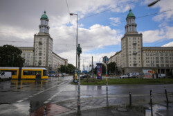 Foto: © Stefan Schaubitzer / comkomm Eine Straßenkreuzung. Dahinter befinden sich die zwei Türme des Frankfurter Tors.