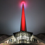Der Berliner Fernsehturm bei Nacht mit einer Rot angeleuchteten Säule