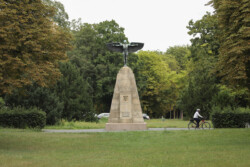 Foto: © Stefan Schaubitzer / comkomm Eine steinerne Skulptur mit dem Antlitz von Otto Lilienthal, darüber die Figur des Icarus, ein nackter Mann mit Flügeln