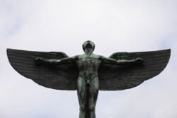 Foto: © Stefan Schaubitzer / comkomm Die Skulptur eines nackten Mannes mit Flügeln, die Icarus darstellen soll