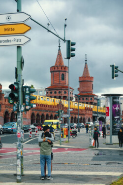Foto: © Stefan Schaubitzer / comkomm Zwei Menschen umarmen sich vor einer Ampel, die zur Oberbaumbrücke führt