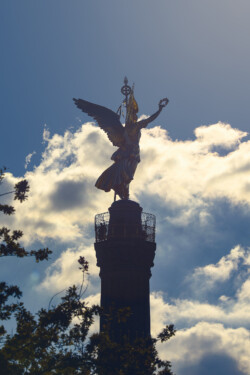 Foto: © Stefan Schaubitzer / comkomm Die Silhouette der Figur Viktoria auf der Spitze der Berliner Siegessäule